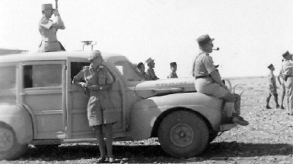 Le général Koenig, Susan Travers et le commandant René Babonneau à Bir Hakeim en mai 1942. Source : Wikipedia