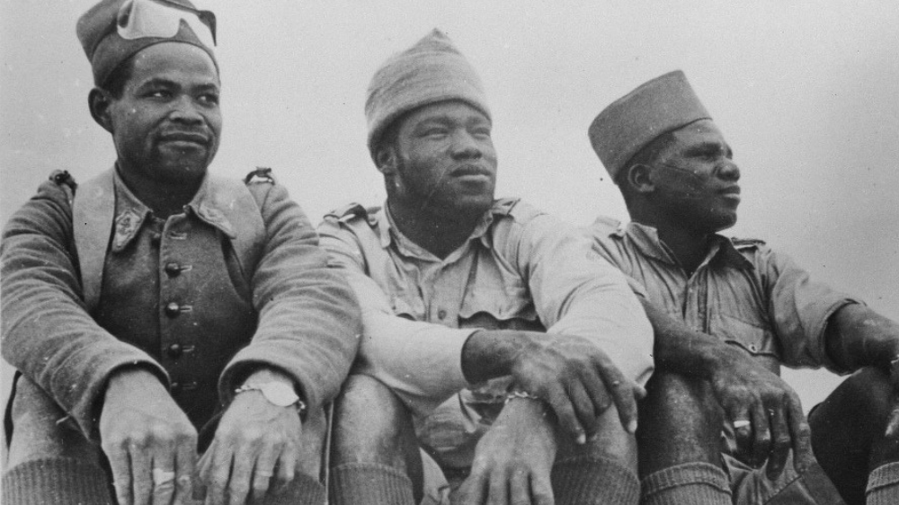 Trois membres du 1er régiment d'artillerie qui se sont distingués à la bataille de Bir Hakeim. Ils sont respectivement originaires du Sénégal, de l'Afrique équatoriale et de Madagascar. Source : Office of War Information. Overseas Picture Division. Washington Division ; 1944. — Library of Congress / image library, https://www.loc.gov/pictures/item/owi2001046306/PP/